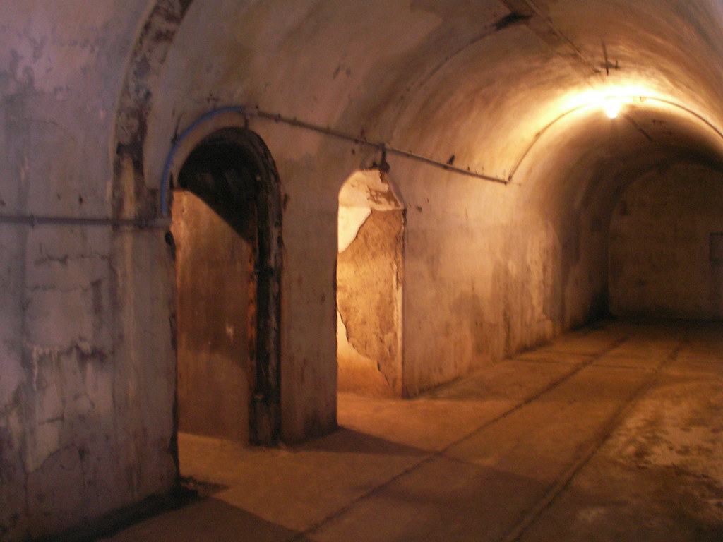 Cave voûtée ancienne aux murs de pierre marqués par l'humidité