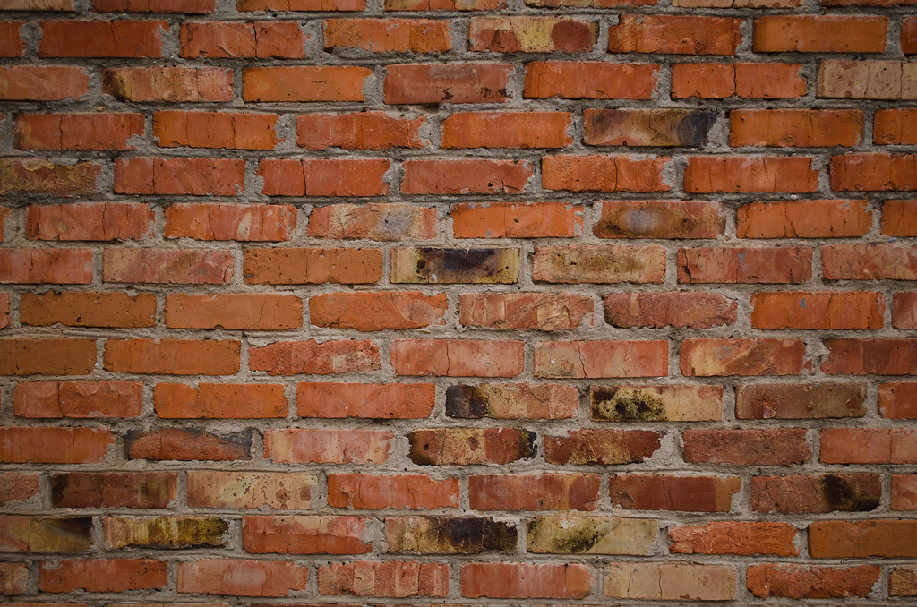 Mur ancien en briques exposé aux intempéries