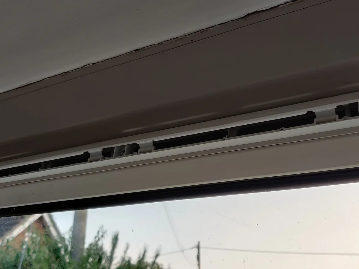 Entrée d’air ouverte en haut d’une fenêtre : l’air neuf entre par les pièces sèches