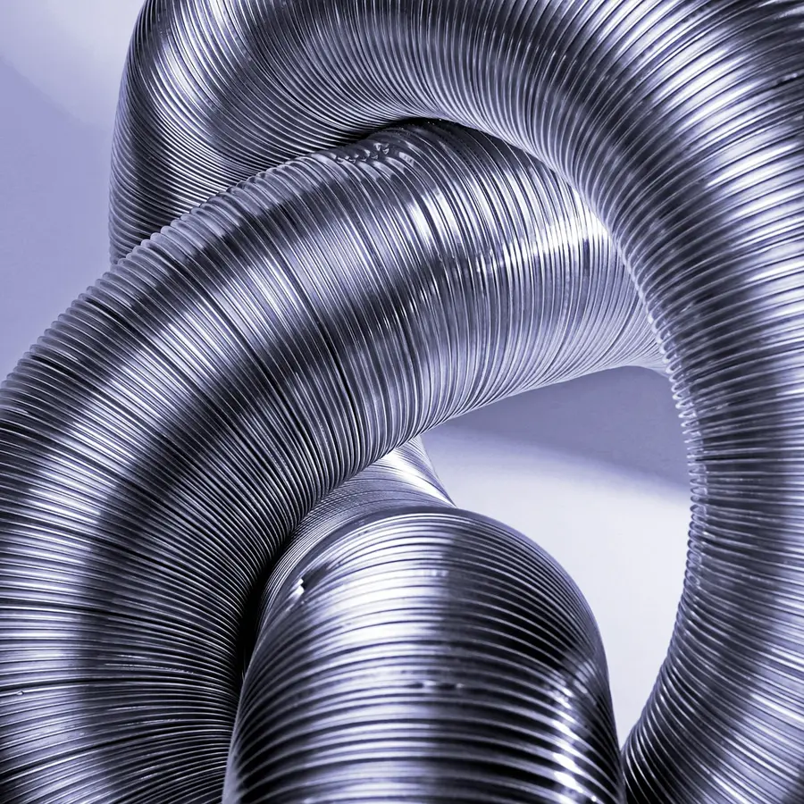 Gaines de VMC en aluminium vues à travers une bouche d’extraction ronde